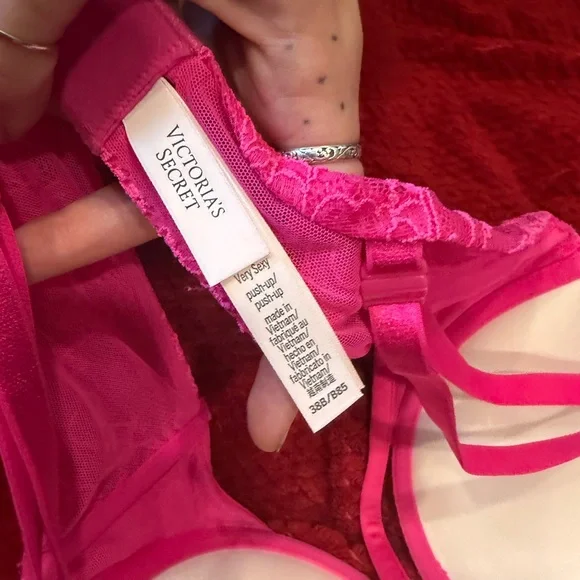 Victoria’s Secret push up bra - Picture 3 of 3